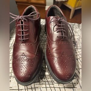 ROCKPORT MEN’S TOTAL MOTION DRESSPORT WINGTIP OXFORDS (BURGUNDY), SIZE 10.5 Wide